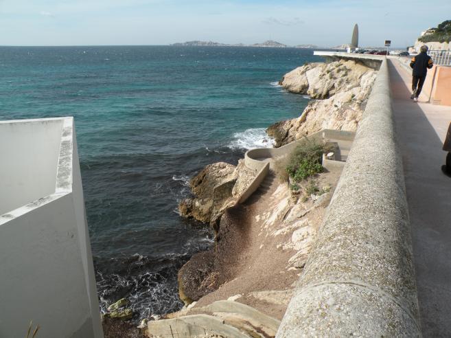  la mer en bas de la corniche